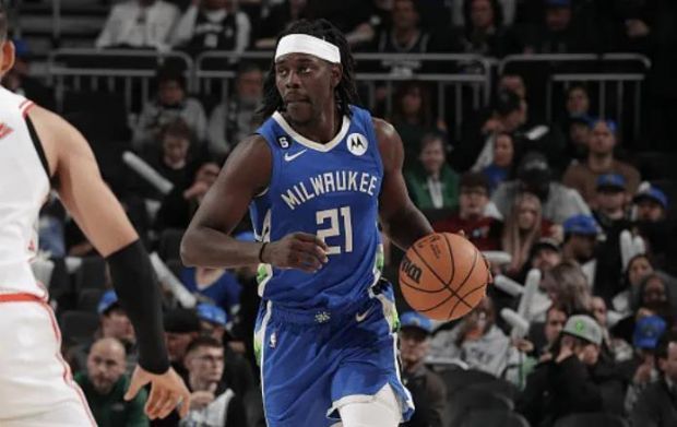  霍勒迪致命抢断助球队，雄鹿险胜热火豪取七连胜