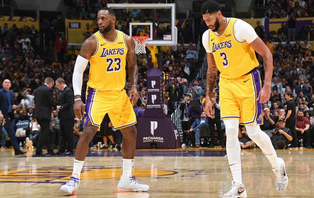  詹姆斯三双率湖人逆转，西部榜首之争白热化